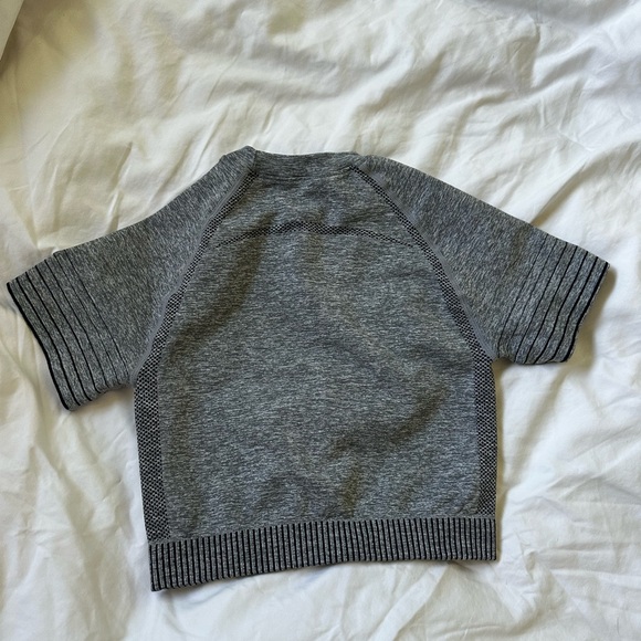 Gray workout set with leggings and crop tee. - Picture 3 of 6